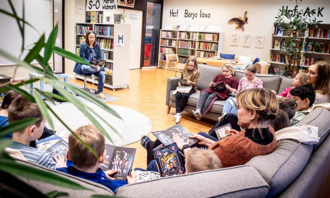 15 elever från klass 1B i Ytternäs läser tillsammans med Veronica Sarge-Cech.@Normal_indrag:<@Fotograf>Hülya Tokur-Ehres