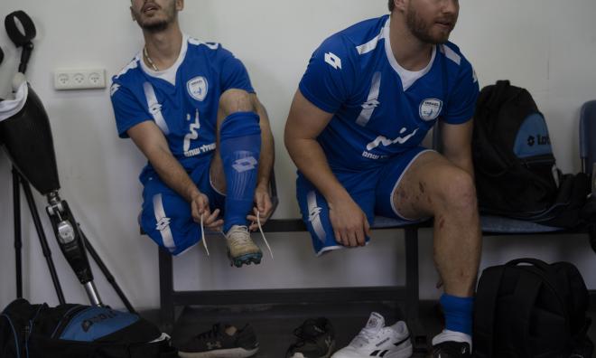 Amputerade fotbollsspelare för Israel. Till höger sitter Ben Binyamin, en tidigare professionell fotbollsspelare som förlorade sitt högerben i Hamas attack den 7 oktober.