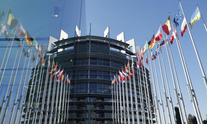Flaggorna vajar utanför EU-parlamentet i Strasbourg där mandatperiodens sista sittning nu har avslutats.