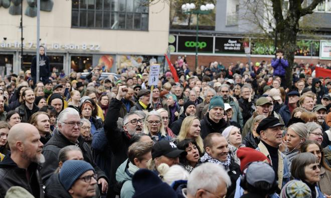 Runt tusen personer samlades på torget i Gubbängen vid lunchtid på lördagen.