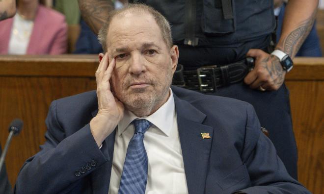 Harvey Weinstein i en rättssal på Manhattan i New York under onsdagen.