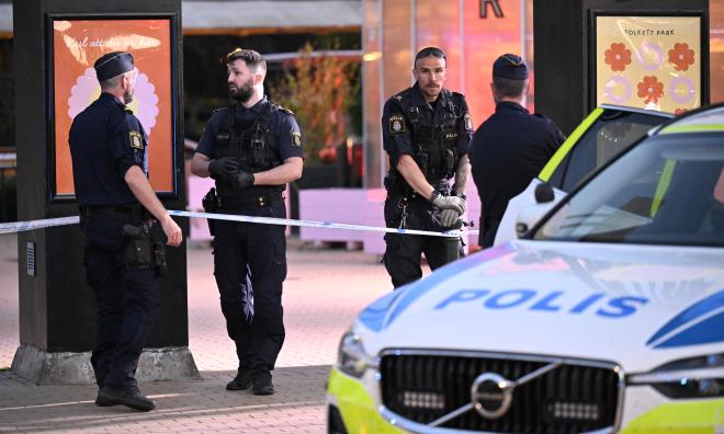Polisen kallades till ett bråk utanför Folkets park i Malmö på måndagen.