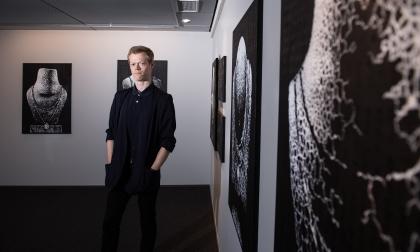 Konstnären Fredrik Erikssons utställning ”Det värdefullaste vi har” visas i Ålands konstmuseums utställningsrum QBEN.