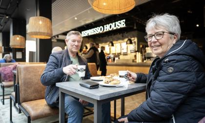 Willy Lindström och Benita Lindstöm såg fram emot att prova kaffet och fikabrödet. De planerar att gå hit igen när de blir kaffesugna. 