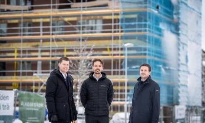 Adam Söderlund, Gabriel Sjöström och Kasper Granlund har köpt och rustat upp lägenheter sedan 2012. 2021 stod deras första egna lägenhetshus i trä färdigt, och nu bygger de sitt andra bara ett stenkast bort på Segelmakargatan.