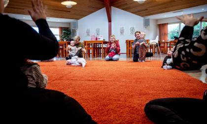 Rörelse och dans till kända barnvisor glädjer både liten och stor.@Normal_indrag:<@Fotograf>Hülya Tokur-Ehres