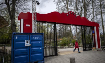 Polisen har ställt en container med övervakningskamera utanför Folkets park i Malmö.