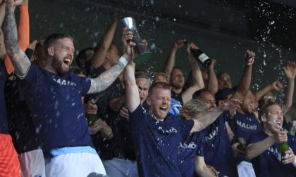 Malmö FF:s Pontus Jansson och Anders Christiansen lyfter cuppokalen efter finalsegern mot Djurgården.