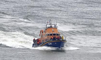 Flera människor räddades från en överfull uppblåsbar båt i engelska kanalen 23 april. Fem personer omkom, däribland en sjuåring som bott i Sverige.