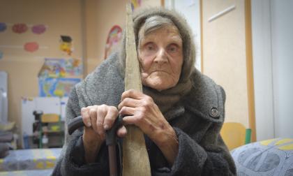 98-åriga Lidia Lomikovska sitter i ett härbärge efter att hon flytt ryskockuperat territorium.