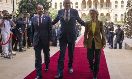 Libanons premiärminister Najib Mikati, i mitten, med Cyperns president Nikos Christodoulides och EU-kommissionens ordförande Ursula von der Leyen.