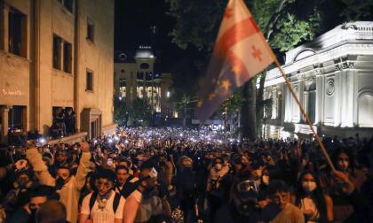 Demonstrationer mot en kontroversiell så kallad "agentlag" utanför Georgiens parlament i Tbilisi under natten till torsdagen.