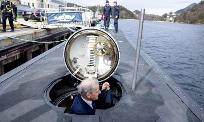 Norges statsminister Jonas Gahr Støre besöker en av marinens ubåtar. Arkivbild.