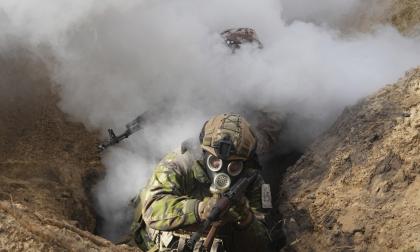 En soldat under en militärövning i ukrainska Charkivregionen i februari.