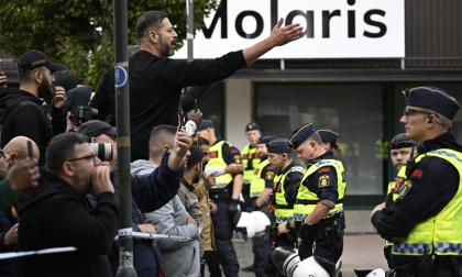 Poliser och motdemonstranter vid en koranbränning i Malmö i höstas.