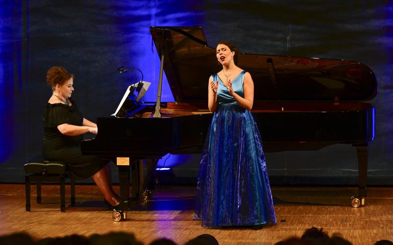 Vinnaren Emma Kajander sjöng A. Bergs ”Nacht” och Massenets ”Il est doux il est bon” ur operan Hérodiade.Vid pianot Tuula Hällström.Robert Jansson