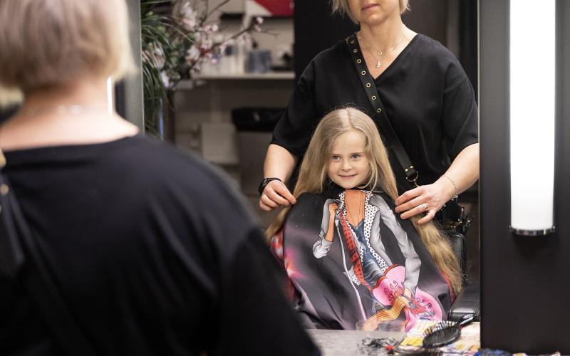 Maja Wikstrand, 5 år, ska donera sitt hår till Cancerföreningen. Marika Helin är frisören som ska klippa henne.@Normal_indrag:<@Fotograf>Daniel Eriksson