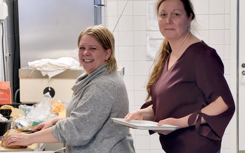 Hem och skola i Sunds kassör Ninna Nikula och ordförande Lena Sundberg-Karlsson bjöd på kaffe och smörgås innan föreläsningen började.@Normal_indrag:<@Fotograf>Nina Eriksson
