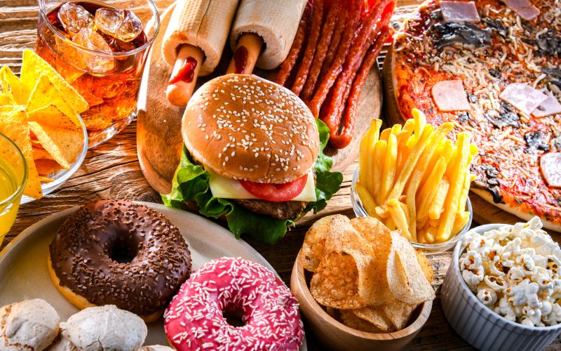 Den föreslagna hälsoskatten skulle innebära en prishöjning på söta, salta och feta livsmedel som anses som ohälsosamma. 