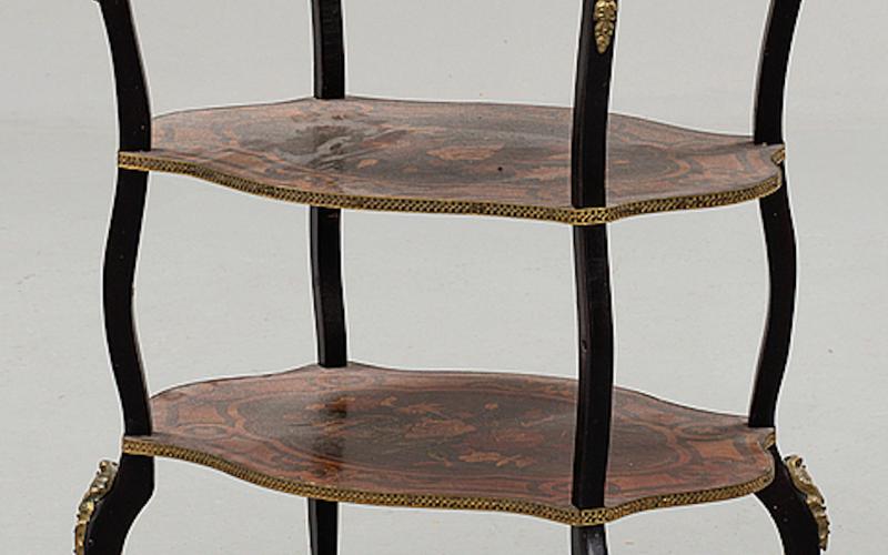 Etagär i Louis XVI-stil från sekelskiftet 1900. Observera de garnerande brons- och mässingsdetaljerna. Möbler i denna stil är ”ute” just nu och kan fyndas på auktion. (Bukowskis)