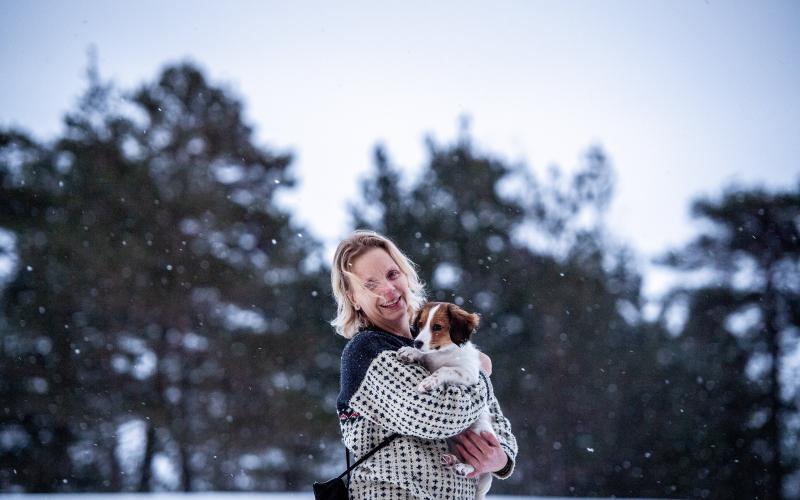 När Helena Lagerström insjuknade i cancer sökte och fick hon bidrag från Ålands cancerförenings familje- och barnfond och kunde köpa kooikervalpen Lilly.