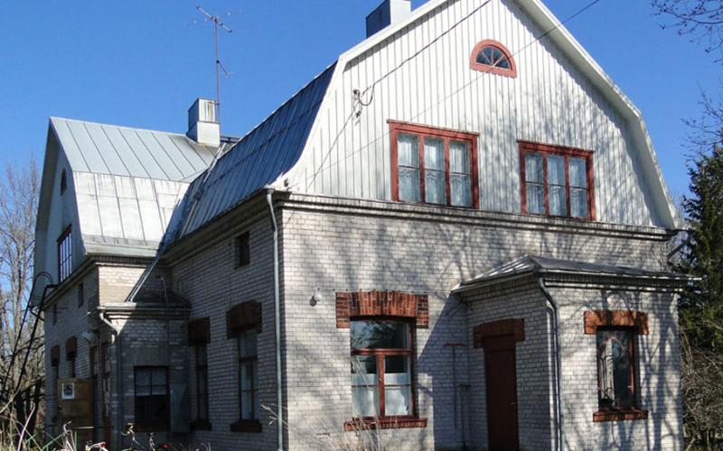 Hellsö-Österbygge skola, hundra år i år. Den var Eufemia med om att rita och där verkade hon som lärare åren 1913–1950.