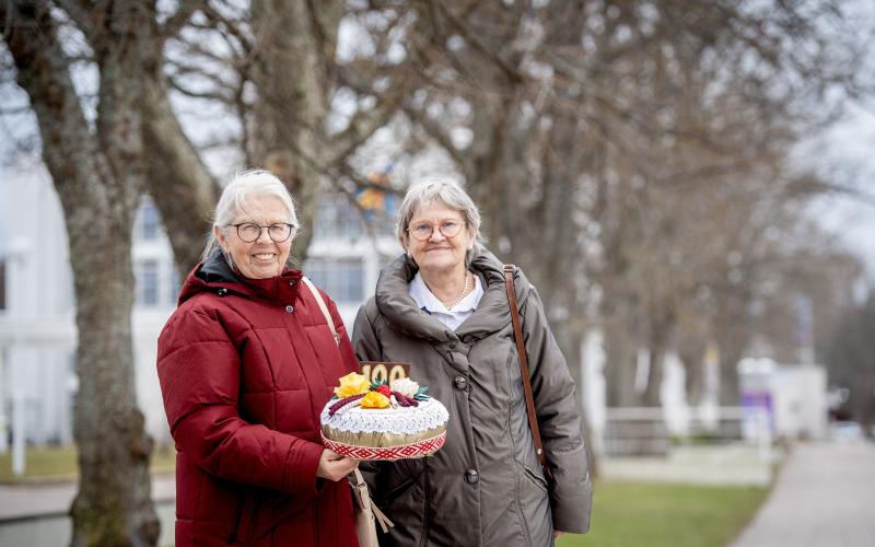 Elisabeth Dahlén och Sigbritt Fagerström från hemslöjdssektionen visar upp ett exempel på en oätbar tårta. @Normal_indrag:<@Fotograf>Hülya Tokur-Ehres