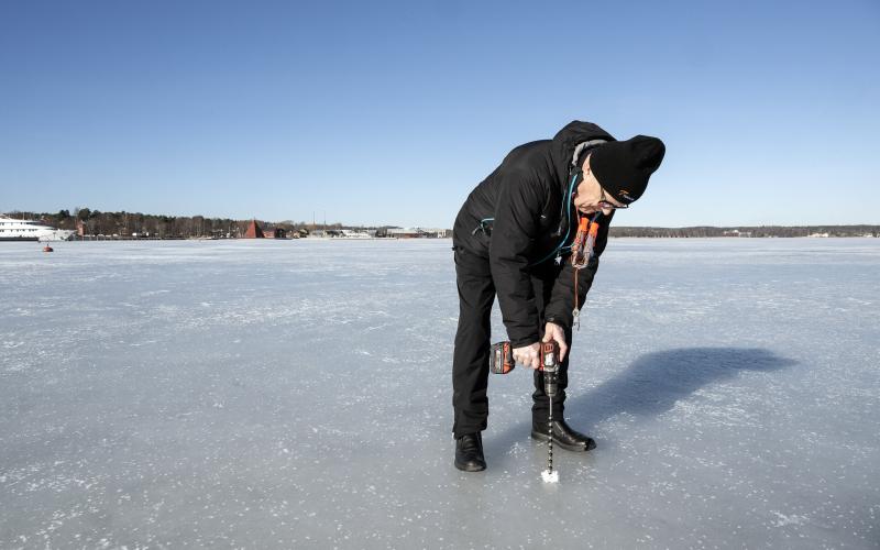 Slemmerntippningsamiral Kjell Clemes var ute med Ålandstidningen och mätte isens tjocklek i början av mars. Nu har han mätt isen igen, i tisdags var den 21 centimeter tjock. Daniel Eriksson