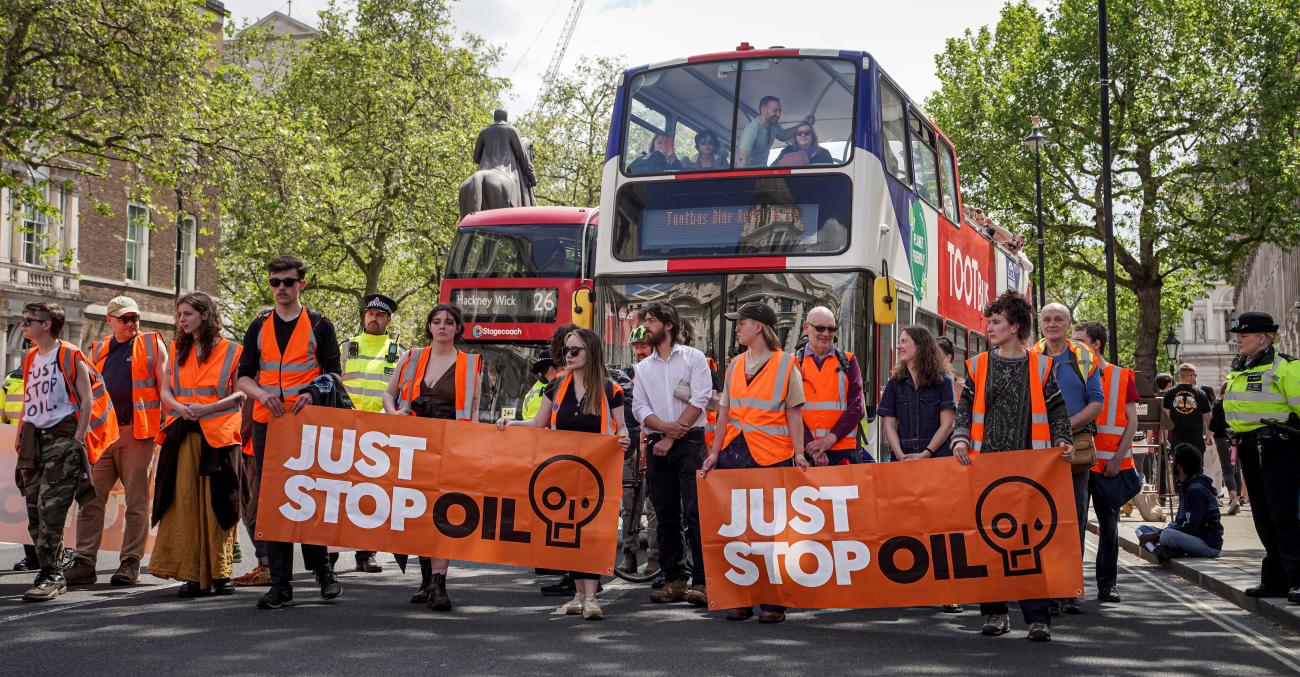 Klimataktivister i London protesterar genom att hindra trafiken i närheten av parlaments- och regeringskvarteren.
