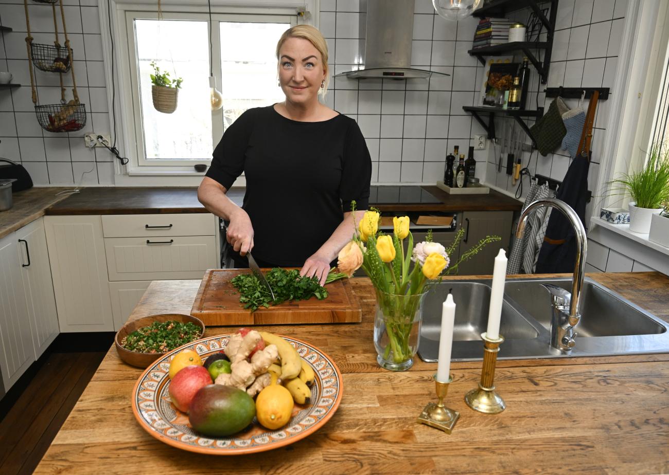 Lisa Hellström är i grunden lärare. Innan hon startade Alltid i köket drev hon rekryteringsföretaget Volym tillsammans med maken.
