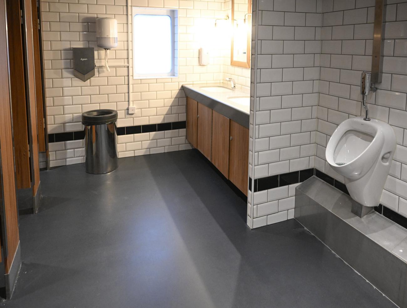 Fartyget offentliga toaletter har fräschats upp, bland annat med nya golv.