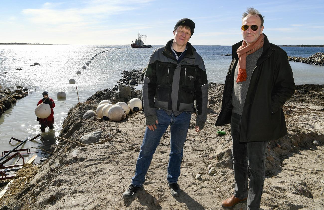 Henrik Lindqvist och Vindax Ab_s projektchef, Leif Nordlund följer arbetet från land.