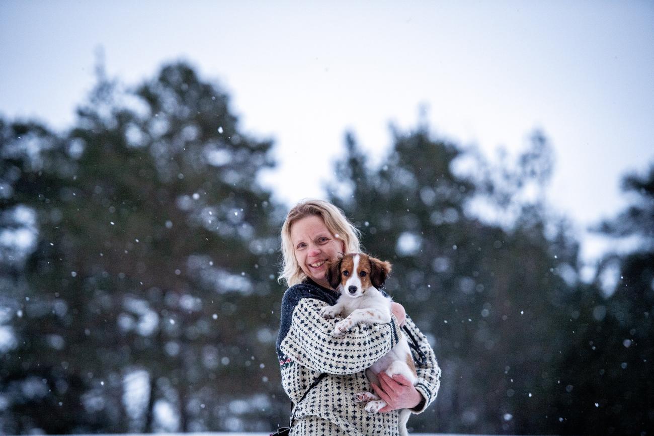 Kooikervalpen Lilly har blivit ljuspunkten i cancerdrabbade Helena Lagerströms familj. Valpen kunde införskaffas med hjälp av bidrag från Ålands cancerförening. 