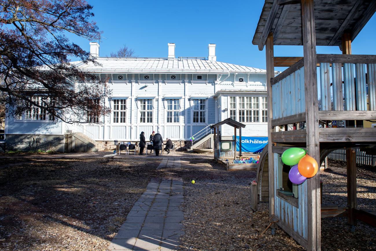 Folkhälsan och Mariehamns stad ordnar föräldrakafé utomhus i parken invid Rådhuset i Mariehamn.