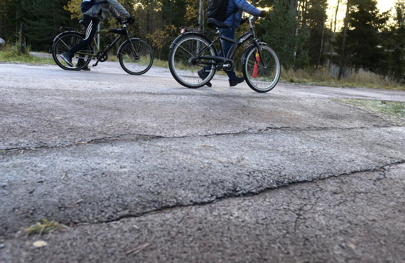 På många ställen finns avbrott i asfalten som känns hårdare än man kan tro för en cyklist, säger Carita Holmén.