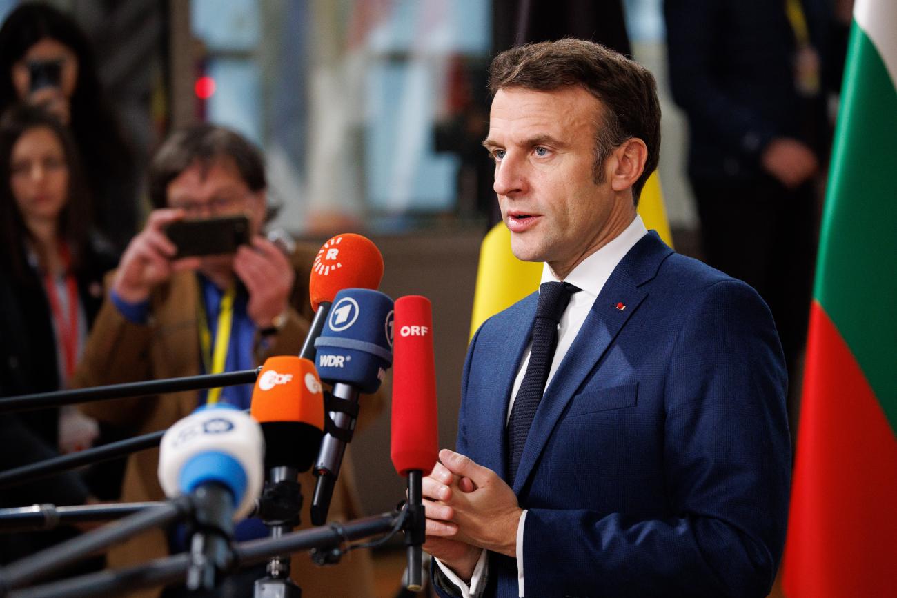 Frankrikes president Emmanuel Macron skakade om sina EU-kollegor när han dsa att det kan bli aktuellt med franska soldater i Ukraina. Det vore en farlig väg att gå, men visar också på svårigheterna i att finna en lösning på kriget i Ukraina.