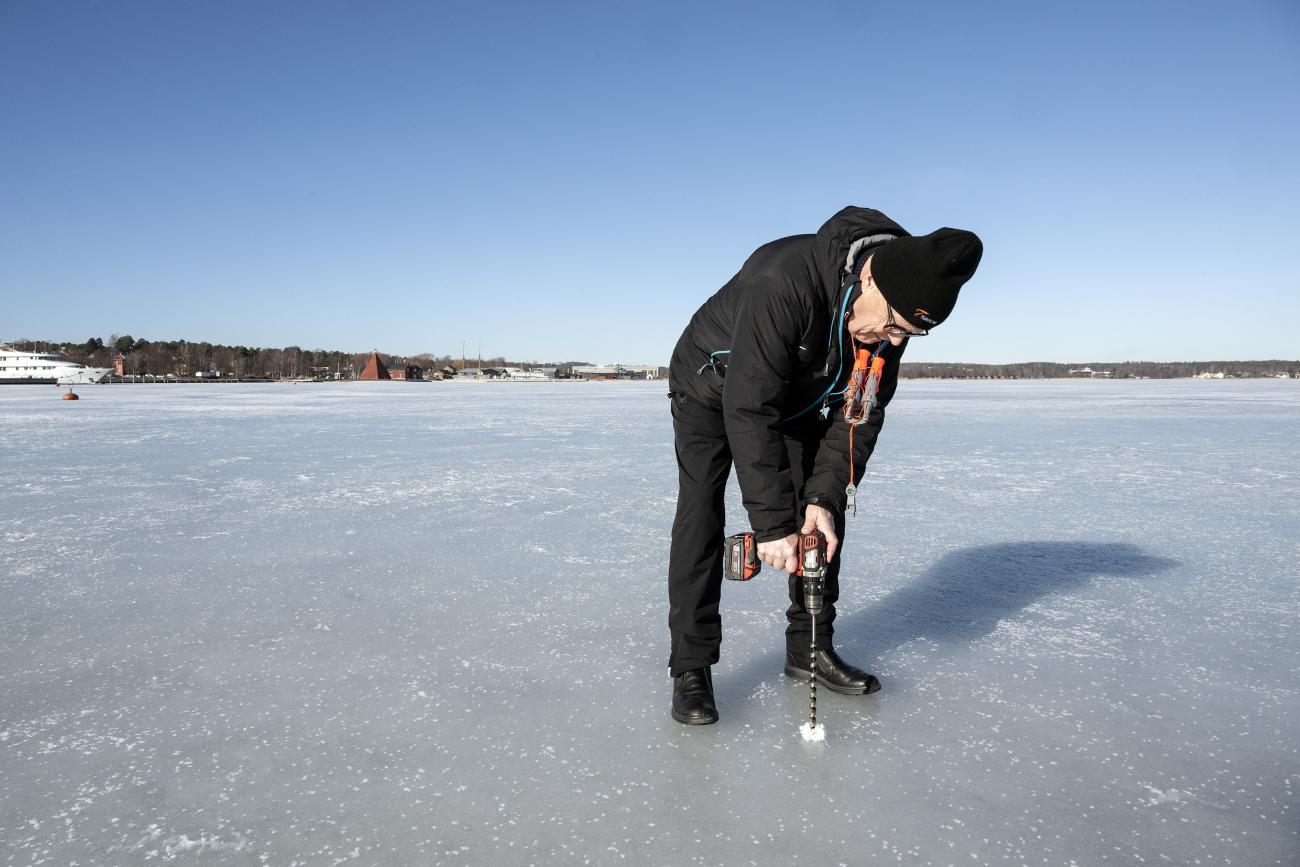 Slemmerntippningsamiral Kjell Clemes var ute med Ålandstidningen och mätte isens tjocklek i början av mars. Nu har han mätt isen igen, i tisdags var den 21 centimeter tjock. Daniel Eriksson