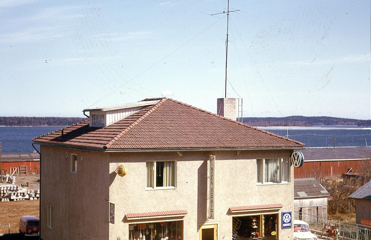 Vy mot sydost från ett fönster i hörnet av Skeppargatan – Strandgatan för ca 60 år sedan. (Bengt Elling)