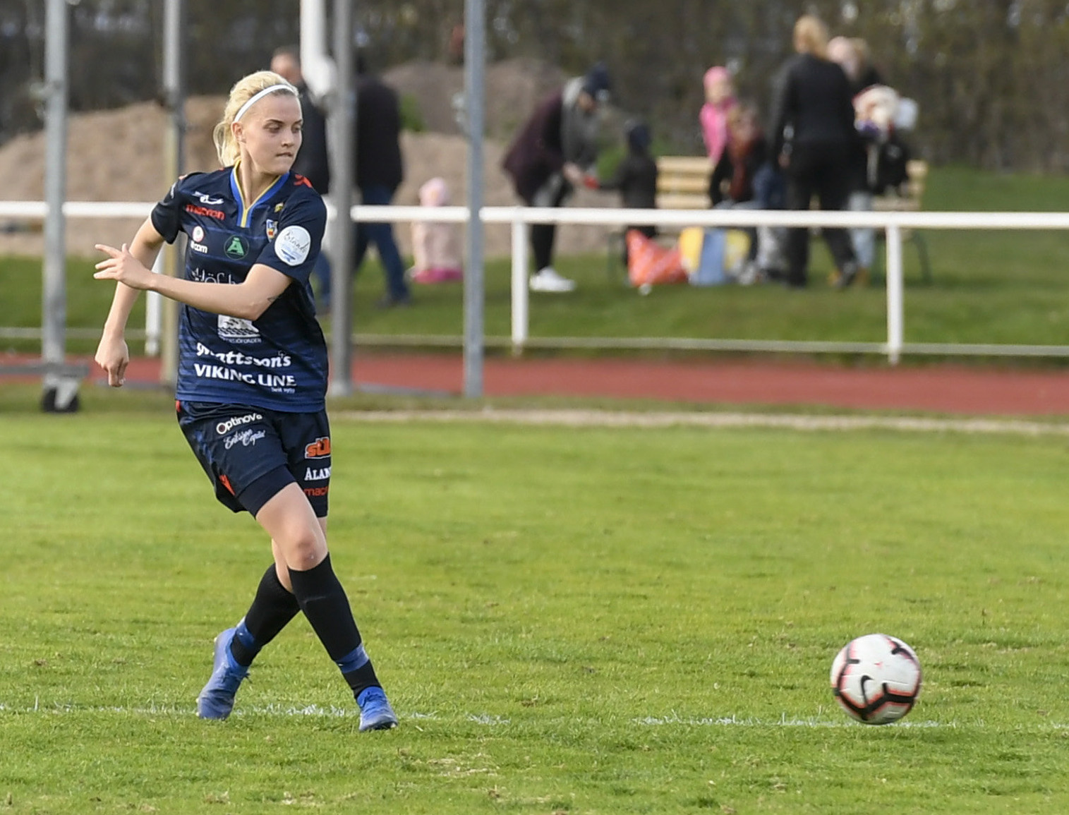 Örebros Olivia Mattsson i den tidigare Åland United-tröjan.