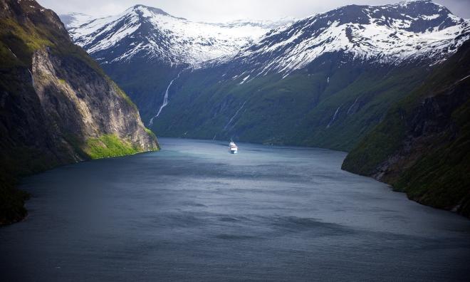 1,400 kilometers through magnificent fjords and landscapes
