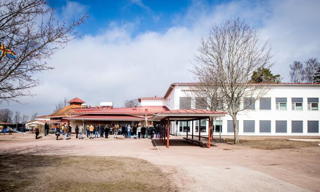 Det behövs 1,2 miljoner i tilläggsmedel för att rusta upp Vikingaåsens skolgård. Bilden togs när den nyrenoverade skolan invigdes nyligen.<@Fotograf>Hülya Tokur-Ehres