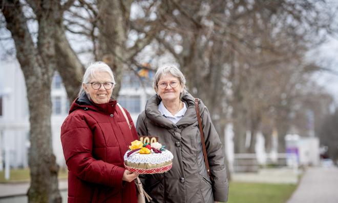 Elisabeth Dahlén och Sigbritt Fagerström från hemslöjdssektionen visar upp ett exempel på en oätbar tårta. @Normal_indrag:<@Fotograf>Hülya Tokur-Ehres