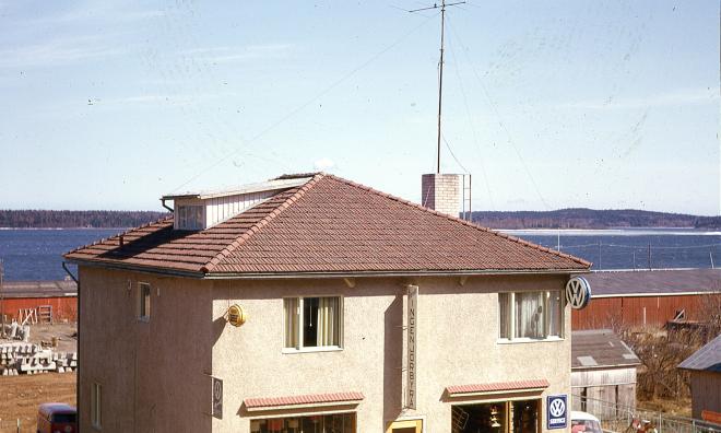 Vy mot sydost från ett fönster i hörnet av Skeppargatan – Strandgatan för ca 60 år sedan. (Bengt Elling)