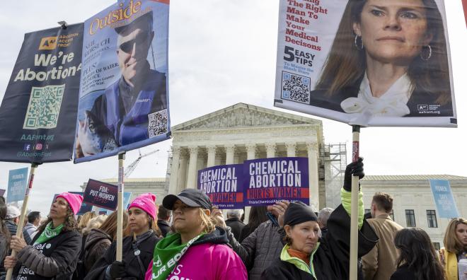 Protester för och emot aborträttigheter utanför USA:s högsta domstol i mars. Arkivbild.