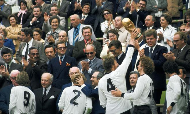 Västtyska spelare firar VM-guldet i München 1974. Arkivbild.