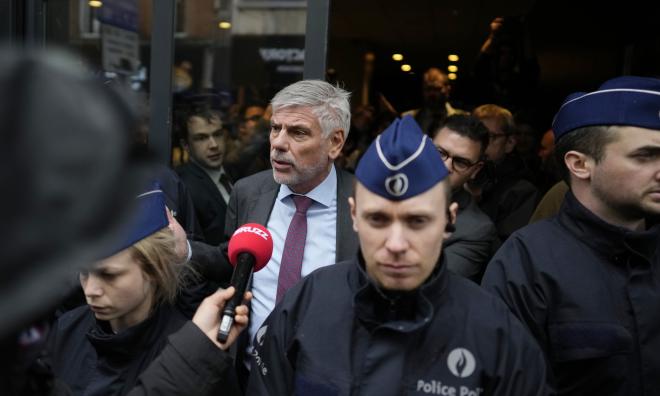 Belgiske högerextrema politikern Filip Dewinter talar med journalister efter att polisen stängt mötet.