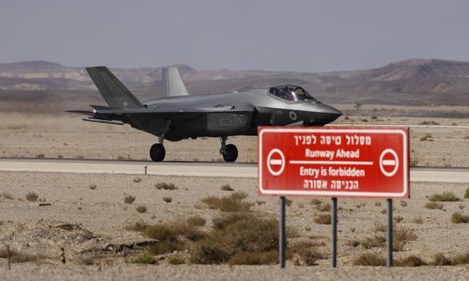 En F-35 landar efter övning nära Eilat i Israel. Det avancerade stridsplanet väntas bli en avgörande pusselbit om Israel anfaller Iran.