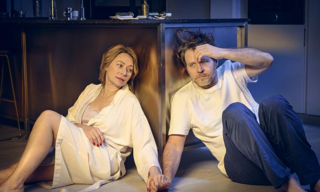 Frida Hallgren och Henrik Norlén spelar ett krisande medelålders par som möts en natt i köket. Pressbild.
