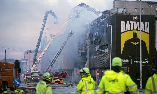Brandmän kämpar mot lågorna som slukade stora delar av Børsen i Köpenhamn på tisdagen.