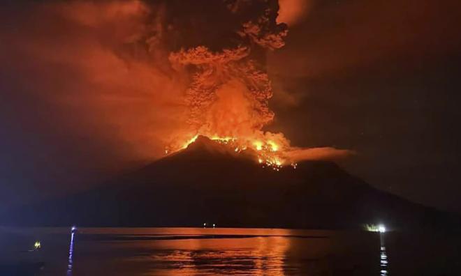Vulkanen Ruang, som har haft flera kraftiga utbrott de senaste dagarna.